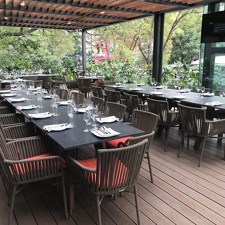 Krystal Grand Suites Insurgentes Mexico By Eksteriør billede The outdoor terrace at the restaurant