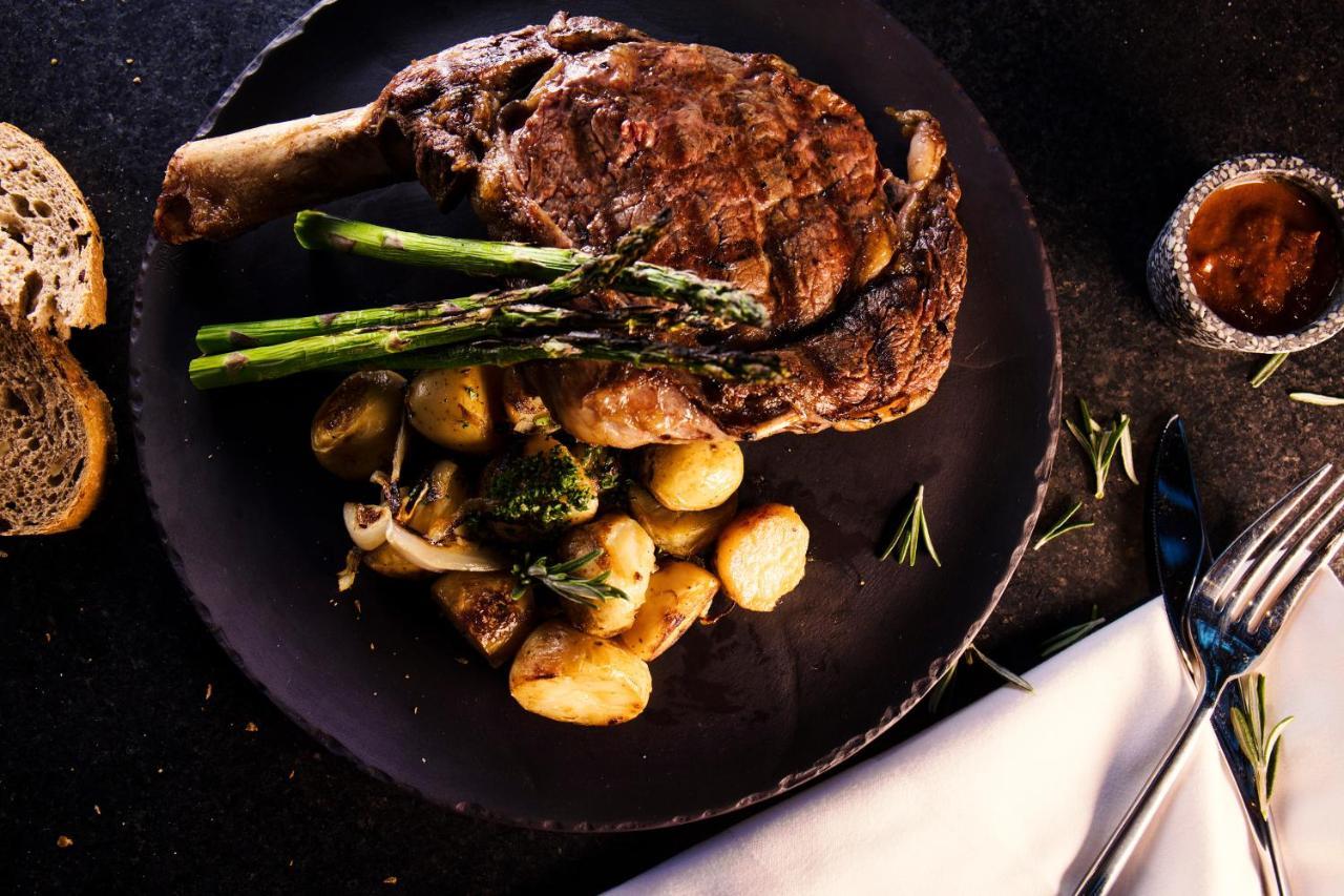 Krystal Grand Suites Insurgentes Mexico By Eksteriør billede A steak with gnocchi and asparagus