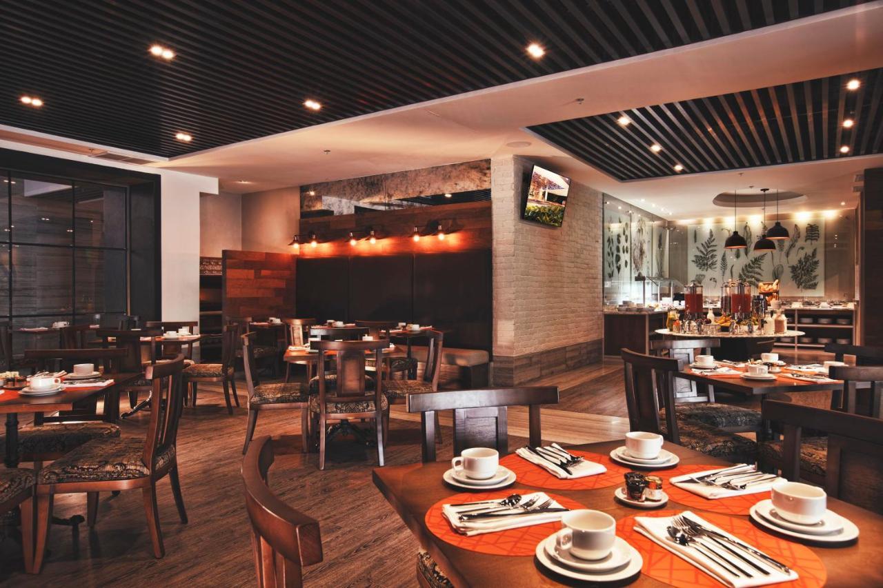 Krystal Grand Suites Insurgentes Mexico By Eksteriør billede The interior of a restaurant in the Philippines