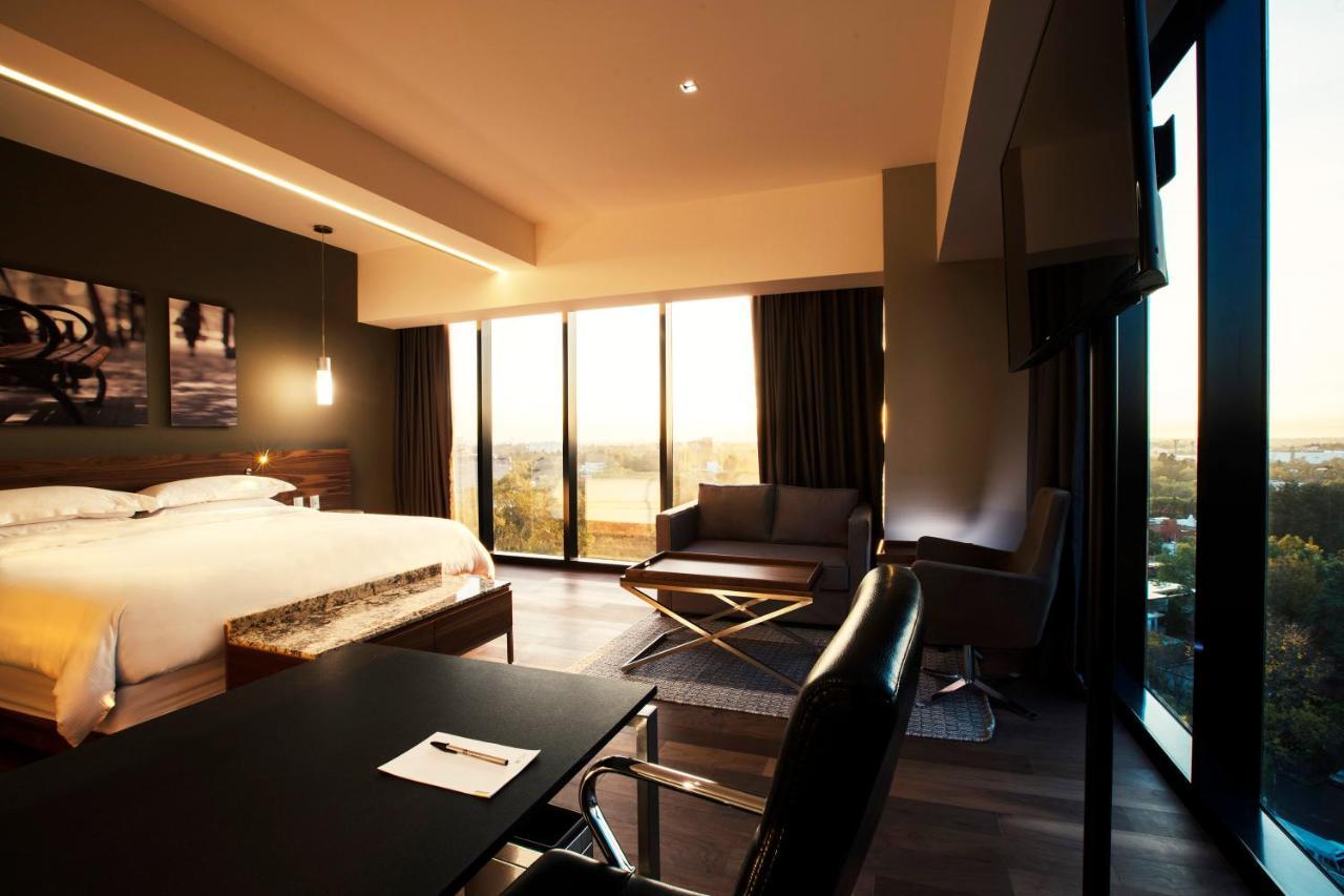 Krystal Grand Suites Insurgentes Mexico By Eksteriør billede A room at the hotel