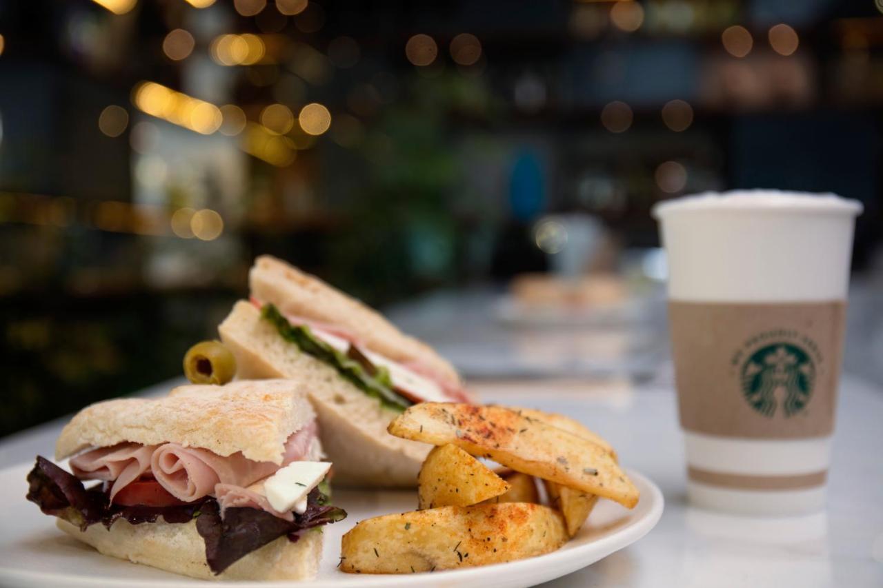 Krystal Grand Suites Insurgentes Mexico By Eksteriør billede Starbucks food