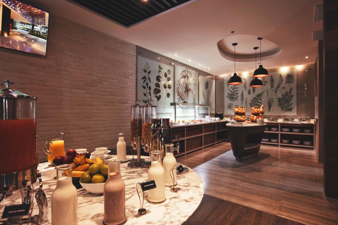 Krystal Grand Suites Insurgentes Mexico By Eksteriør billede The lounge at the airport
