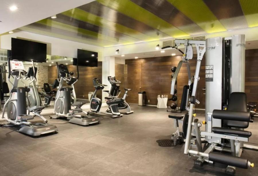 Krystal Grand Suites Insurgentes Mexico By Eksteriør billede The gym at the hotel