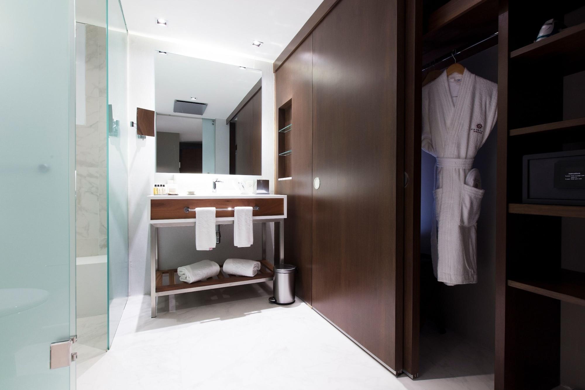 Krystal Grand Suites Insurgentes Mexico By Eksteriør billede Bathroom