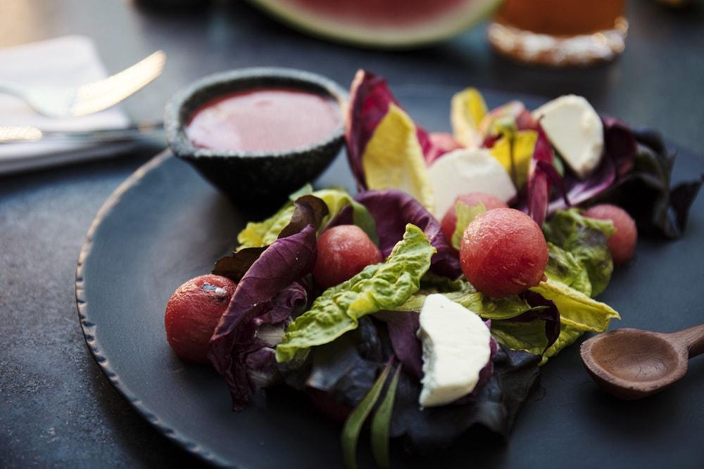 Krystal Grand Suites Insurgentes Mexico By Eksteriør billede A salad with a pomegranate vinaigrette