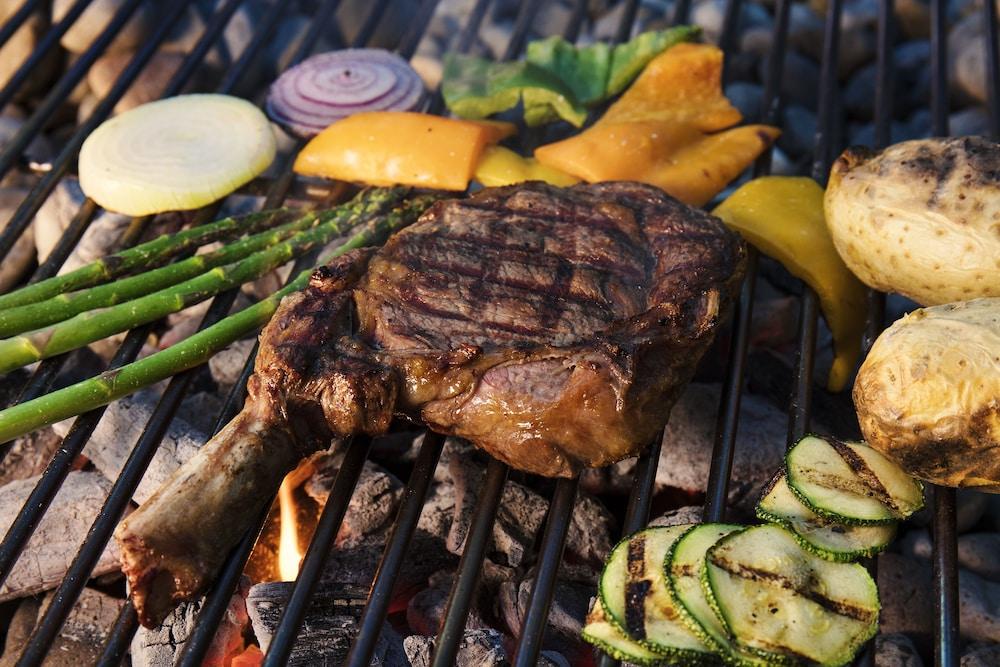 Krystal Grand Suites Insurgentes Mexico By Eksteriør billede A steak and vegetables being grilled