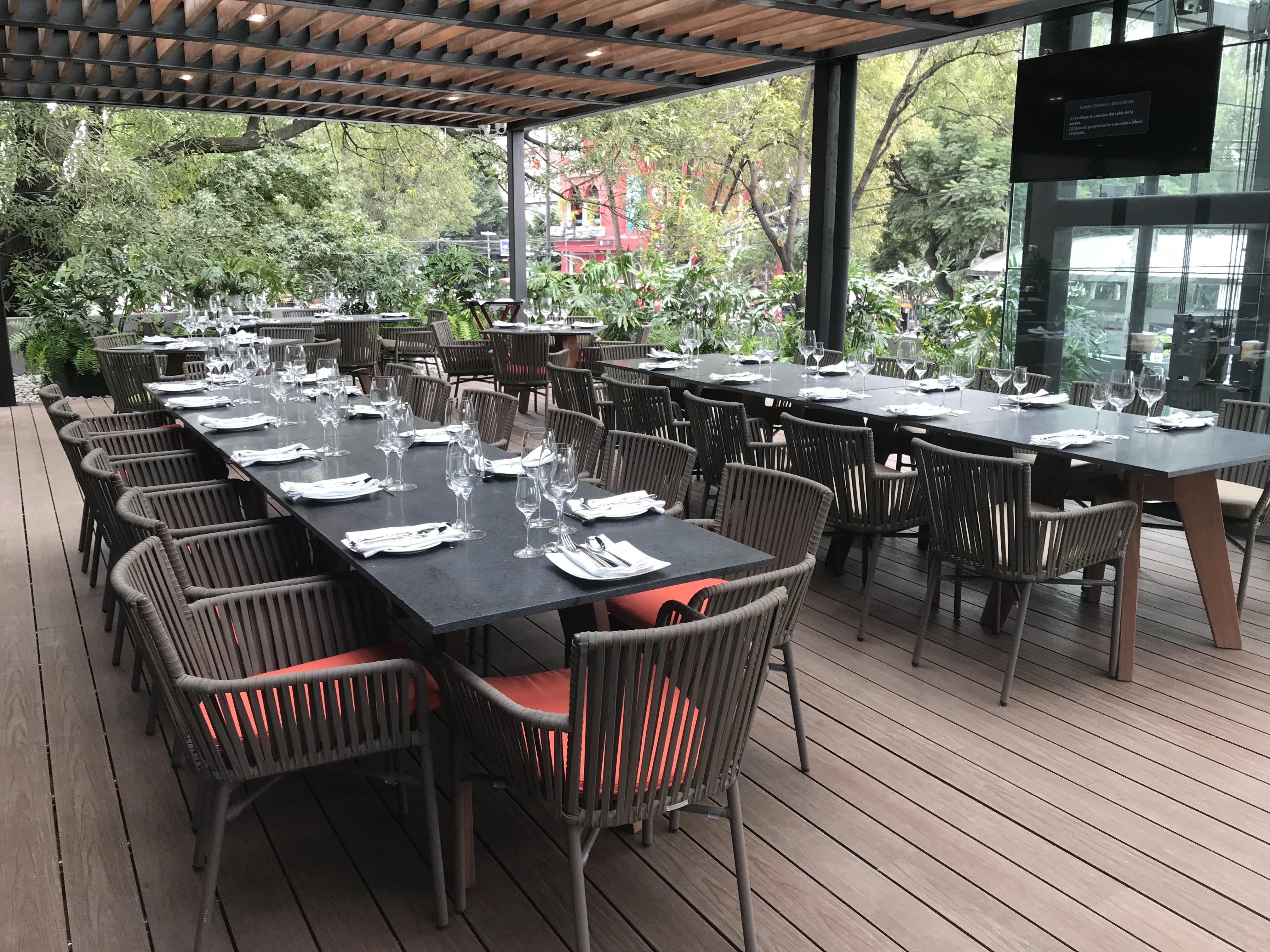 Krystal Grand Suites Insurgentes Mexico By Eksteriør billede The outdoor terrace at the restaurant