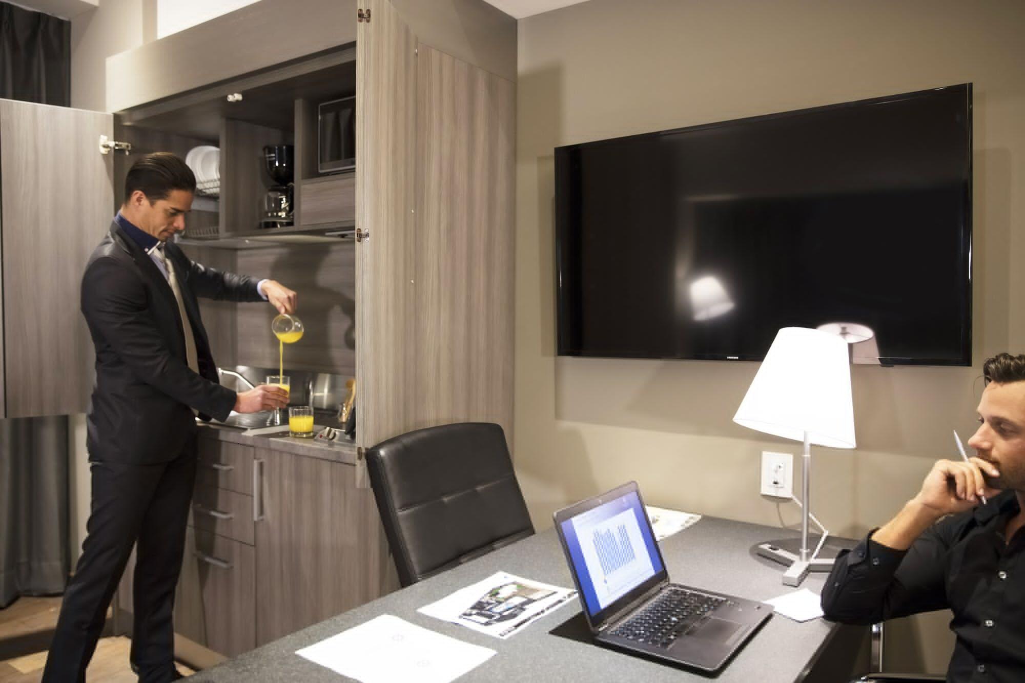 Krystal Grand Suites Insurgentes Mexico By Eksteriør billede A butler at work