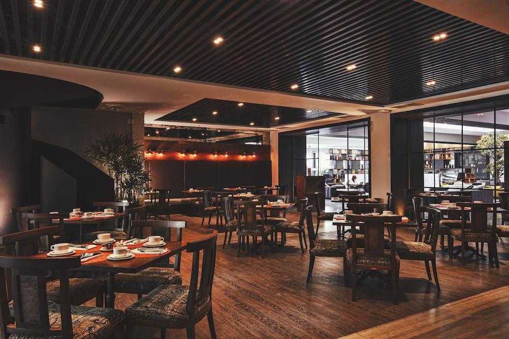 Krystal Grand Suites Insurgentes Mexico By Eksteriør billede The interior of the restaurant