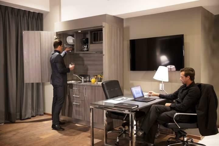 Krystal Grand Suites Insurgentes Mexico By Eksteriør billede A butler at work